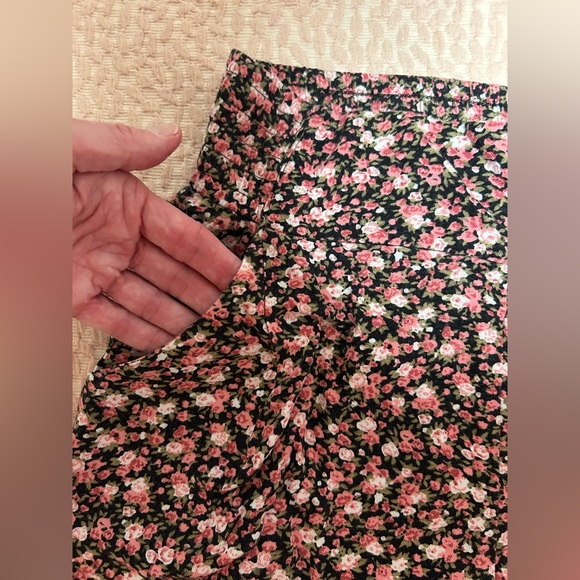 Aritzia Talula floral shorts with pockets in EUC (unworn, but washed). Size M - Picture 3 of 4